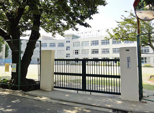 文京区立千駄木小学校 370m 
