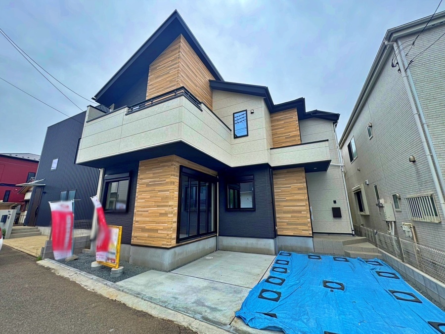 間口が広く開放感のある邸宅の登場です。仕切りのない広々とした空間になっております。