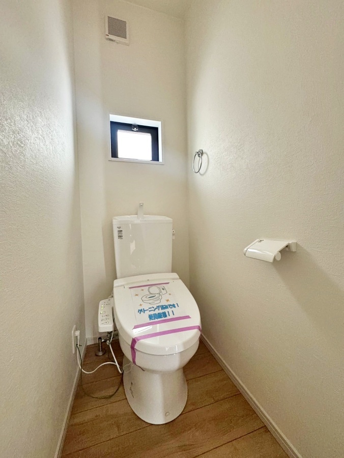 トイレは各階に設置されております。