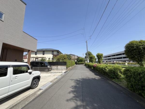 小学校まで徒歩7分、お子様も安心です。