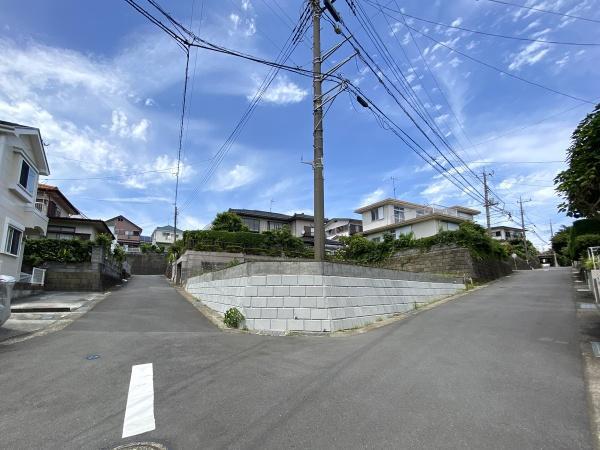 角地につき開放感あります。