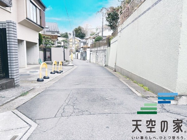   閑静な住宅街にある前面道路です。