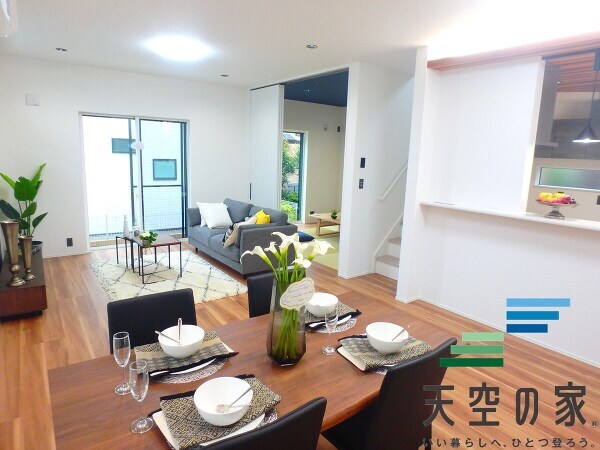   【同仕様】窓を多く取り入れお部屋が明るくなる使用になっております。