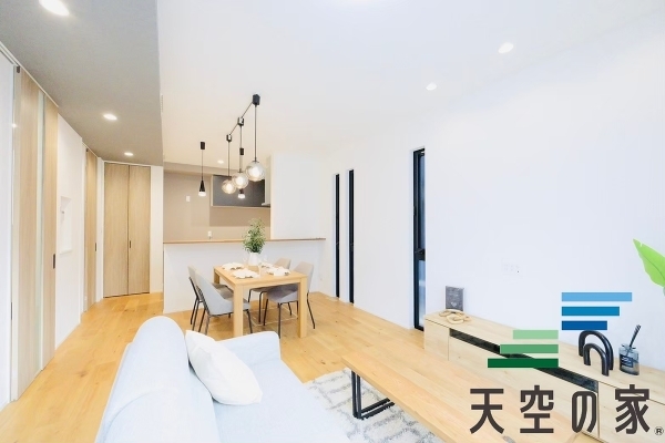   『LDKは家族をデザイン』広いLDKでは家族が集まり、一緒の時間がすごせる工夫がされております。日常の当たり前のひとコマがいつか一生だんらんの宝物になります。