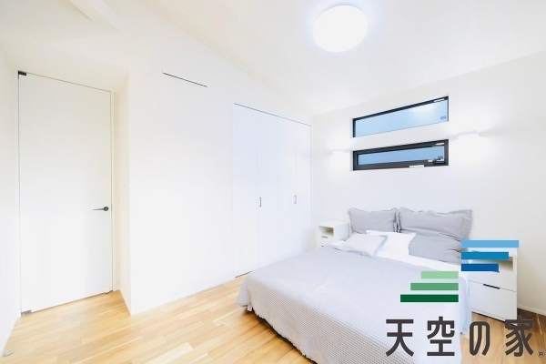   心と体をゆったりと安らげる空間。寝室のゆとりが大きい分だけ、暮らしの安らぎは深まります。一日の疲れを癒すだけでなく、ご夫婦の親密な語らいを紡ぎ出します。