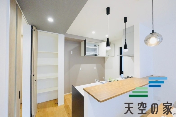   三口コンロで料理も捗りますね。広々としたシンクで人工大理石を採用しております。キッチンスペースは、ゆとりの広さを確保！対面式キッチンですので、お子様の様子を見守りながら家事ができます！