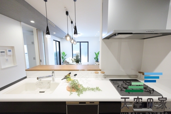   【同仕様】キッチン背面には昇降式の収納完備で、デットスペースもなく有効活用頂けます！