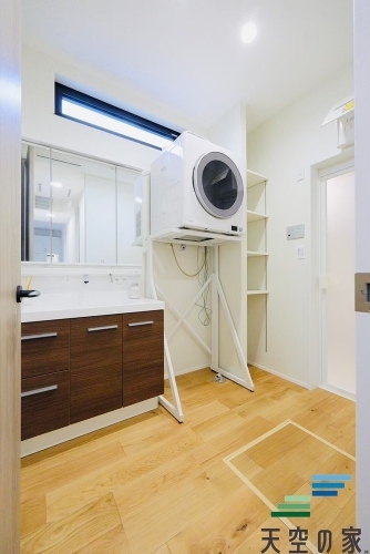   【同仕様】三面鏡付きの大型タイプです。収納付きなので、洗面台をスッキリと使えます。