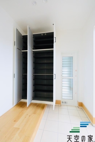   【同仕様】「ただいま」「おかえり」が響く玄関です。暖かな日差しが差し込み収納豊富な玄関です。