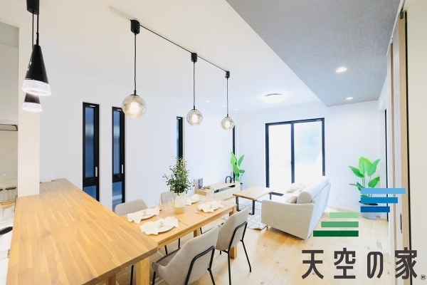   【同仕様】広いリビングは家族団らんを過ごせます。