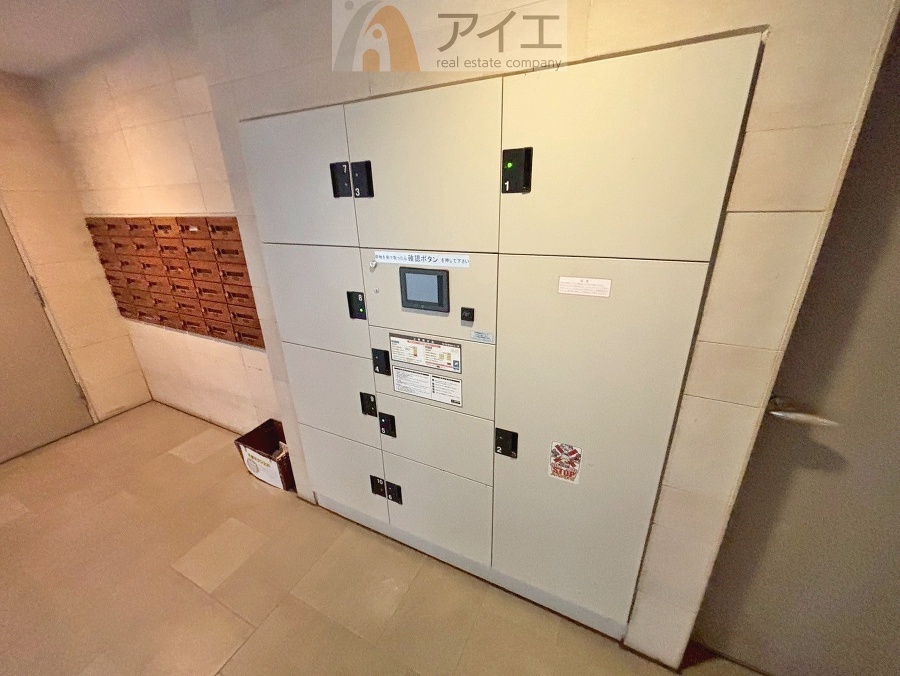 お出掛けが多くても安心な、宅配ボックスつき