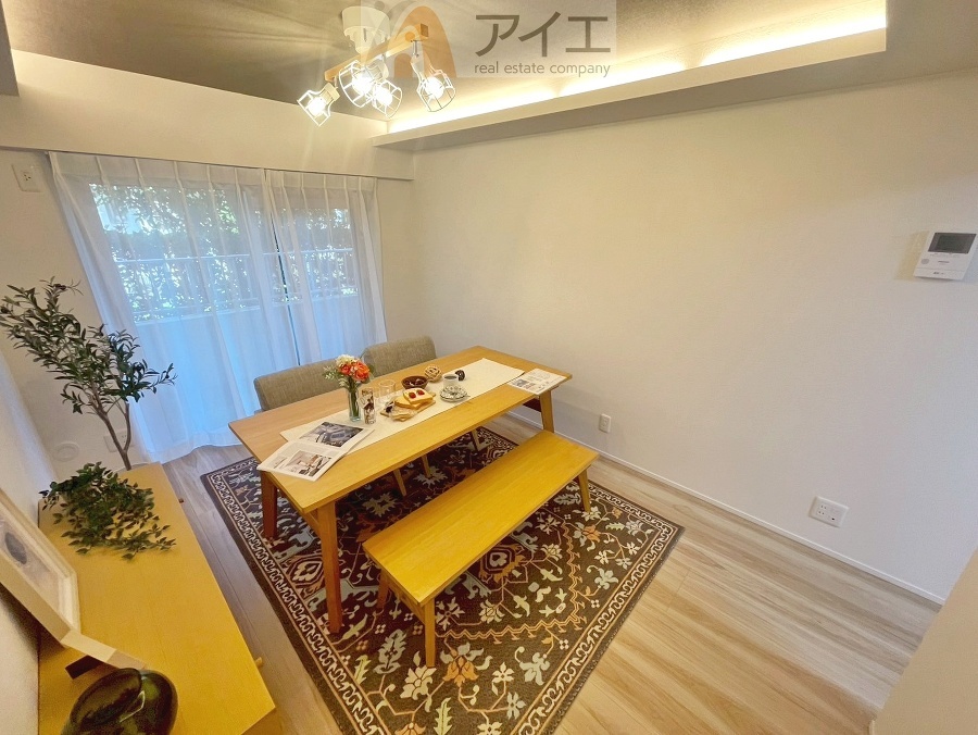 日差しがうれしいリビング、大窓からの見晴らしも良好