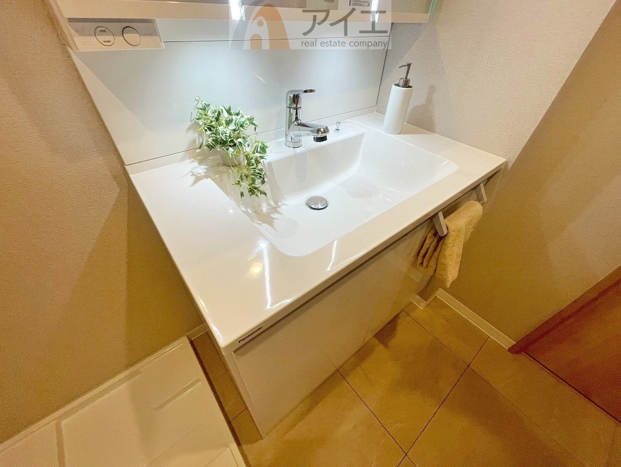 三面鏡にハンドシャワー付き、使いやすい洗面台