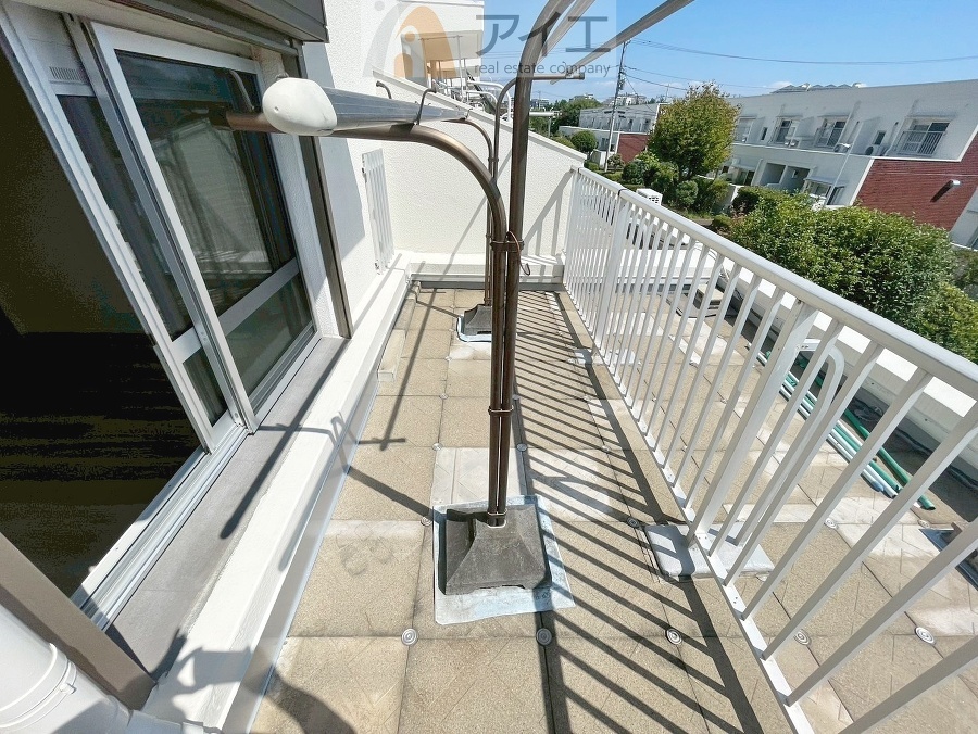 広々バルコニーは日当たり良好、ガーデニングも楽しめます