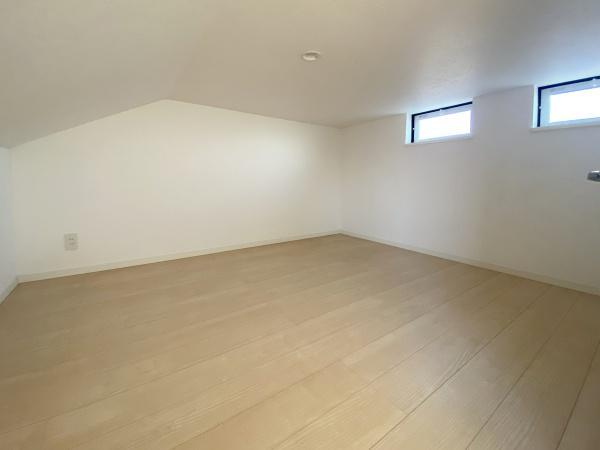 収納便利な小屋裏収納付き