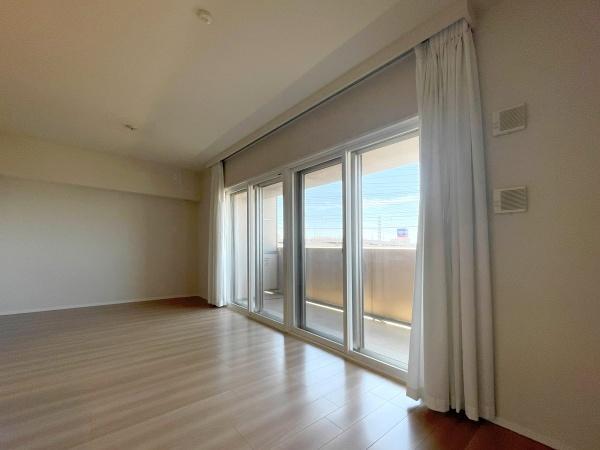 大きな窓から、光あふれる開放的なリビング