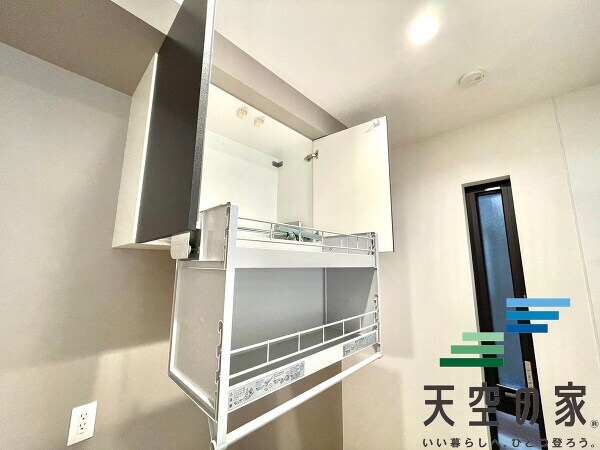   【同仕様】
キッチン背面には昇降式の収納完備で、デットスペースもなく有効活用頂けます！