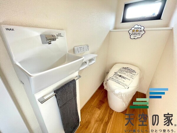   【同仕様】
スタイリッシュなタンクレストイレ採用でお掃除も楽々です♪