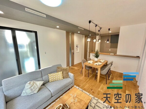   【同仕様】
広いリビングは家族団らんを過ごせます。