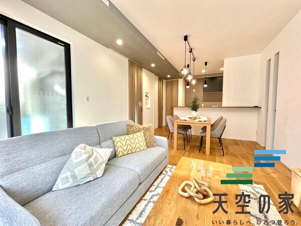   【同仕様】
家族が自然と集まる癒しの空間です。