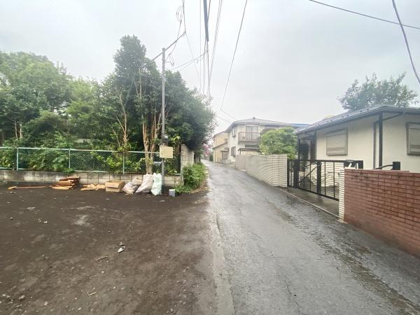 小学校まで徒歩9分、お子様も安心です。