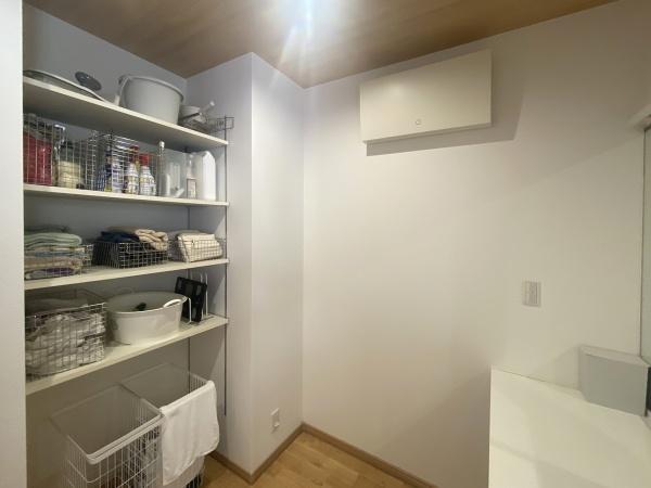 洗面所にも広々した収納付。