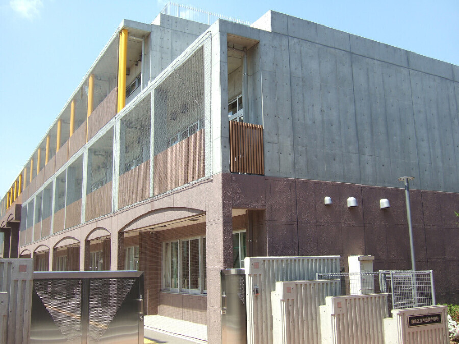 豊島区立西池袋中学校 1300m 