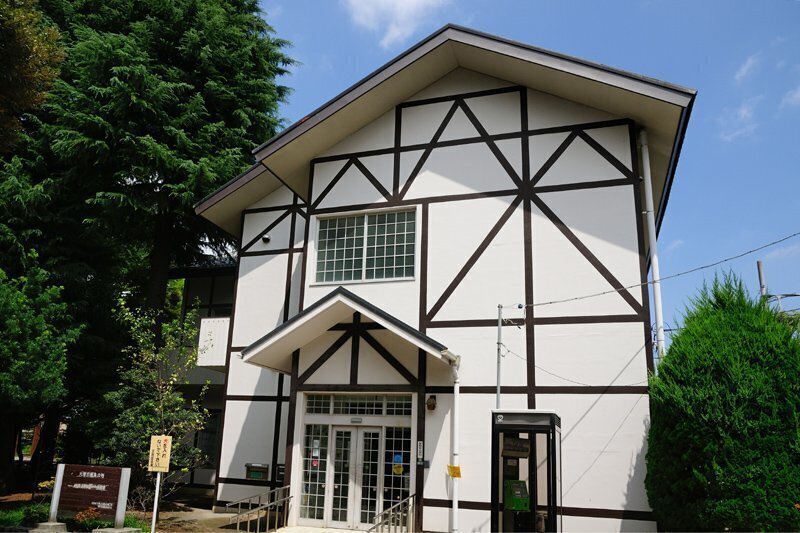 文京区立大塚公園みどりの図書室 750m 