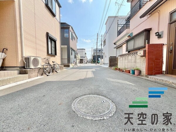   広々とした前面道路です!