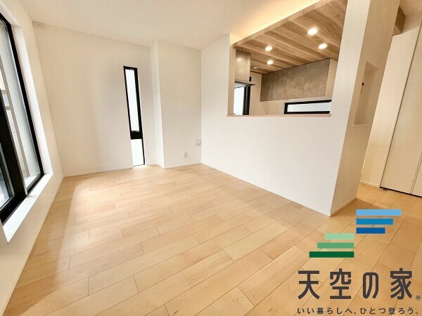   【同仕様】広いリビングは家族団らんを過ごせます。