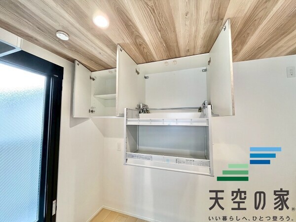   【同仕様】キッチン背面には昇降式の収納完備で、デットスペースもなく有効活用頂けます！