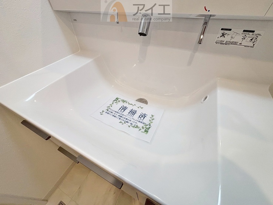 三面鏡にハンドシャワー付き、使いやすい洗面台