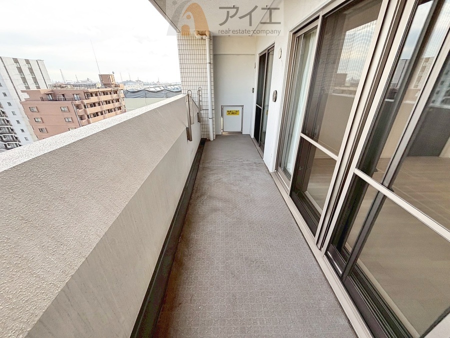 広々バルコニーは日当たり良好、ガーデニングも楽しめます