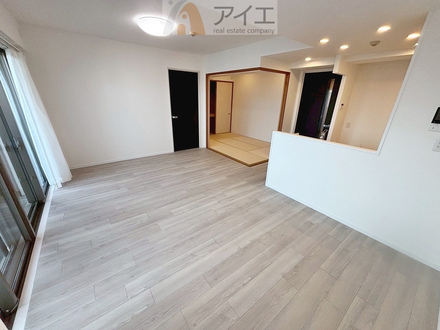 日差しがうれしいリビング、大窓からの見晴らしも良好