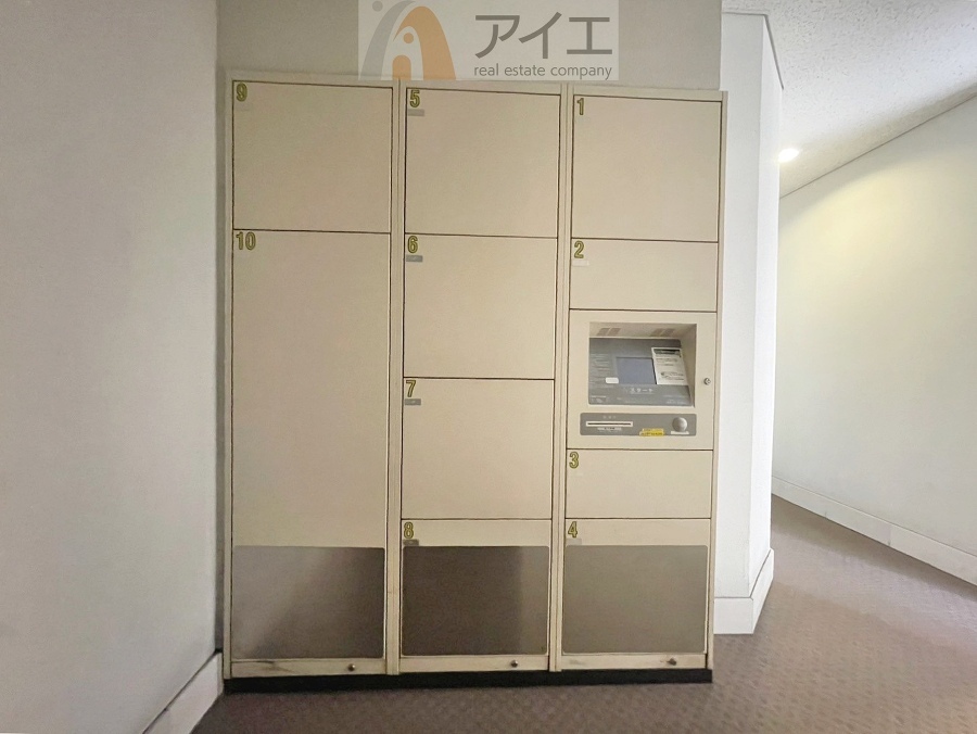 お出掛けが多くても安心な、宅配ボックスつき