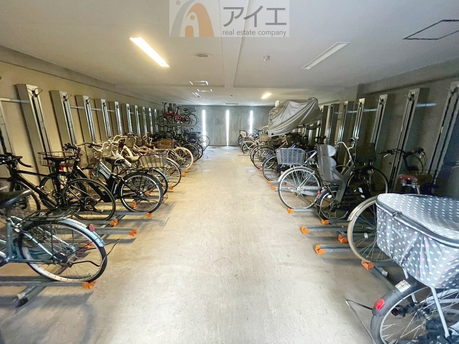 広々スペースの駐輪場はご家族の自転車を置くことができます