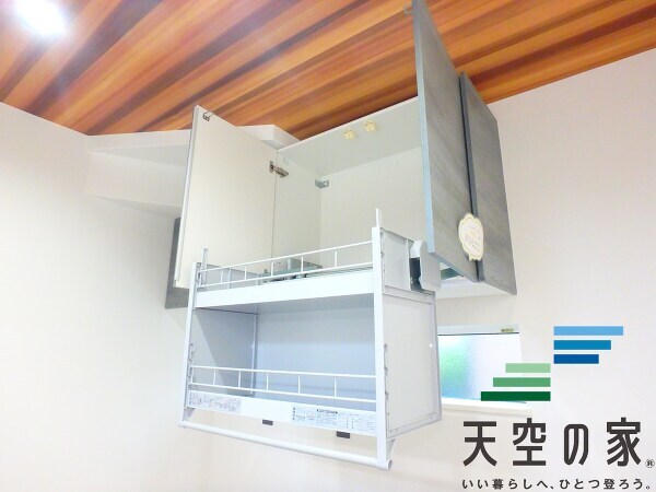   【同仕様】キッチン背面には昇降式の収納完備で、デットスペースもなく有効活用頂けます！