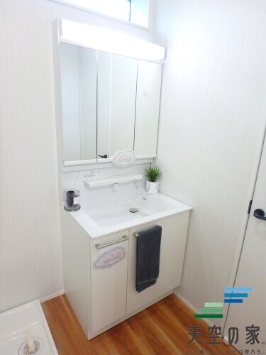   【同仕様】三面鏡付きの大型タイプです。収納付きなので、洗面台をスッキリと使えます。