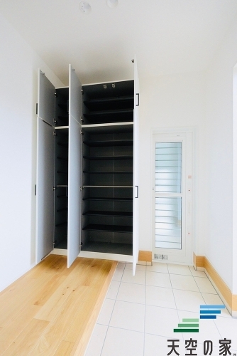   【同仕様】「ただいま」「おかえり」が響く玄関です。暖かな日差しが差し込み収納豊富な玄関です。