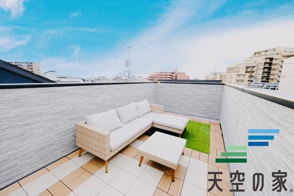   【同仕様】スカイバルコニーで休日に友人などを呼んでBBQや，お子様のプールなどで遊べますね♪