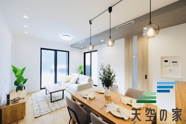   【同仕様】広いリビングは家族団らんを過ごせます。