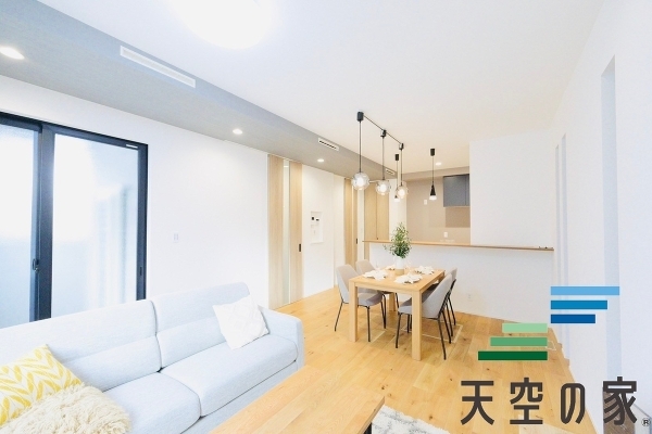   【同仕様】キッチンで料理をしているお母さんの顔がいつでも見えてお子様も安心ですね。