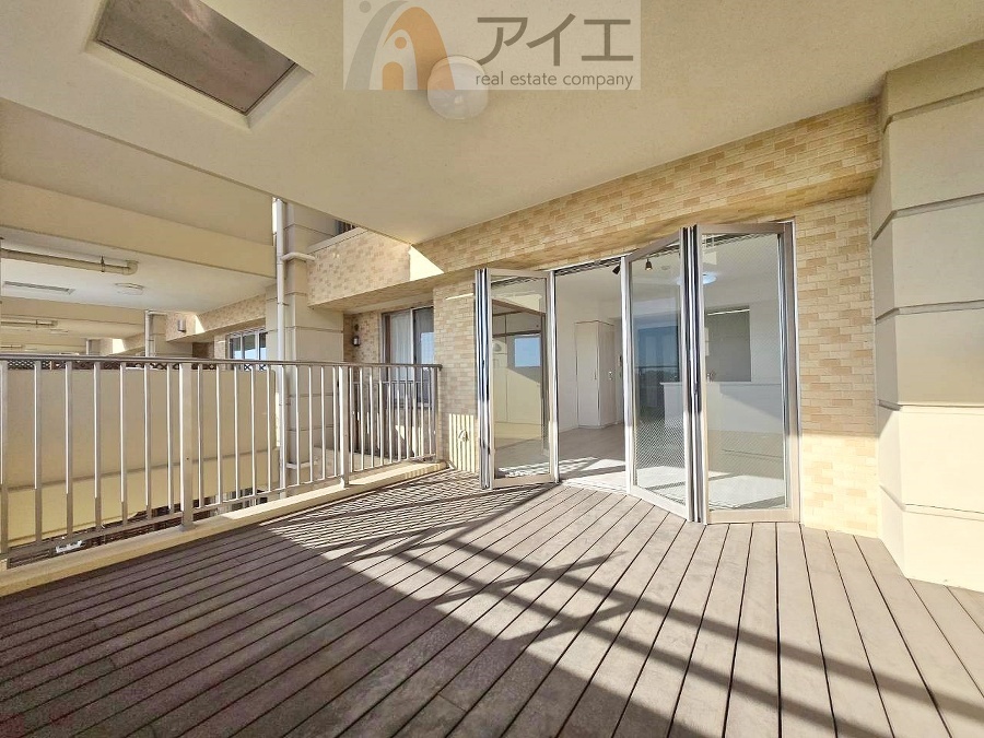 広々バルコニーは日当たり良好、ガーデニングも楽しめます