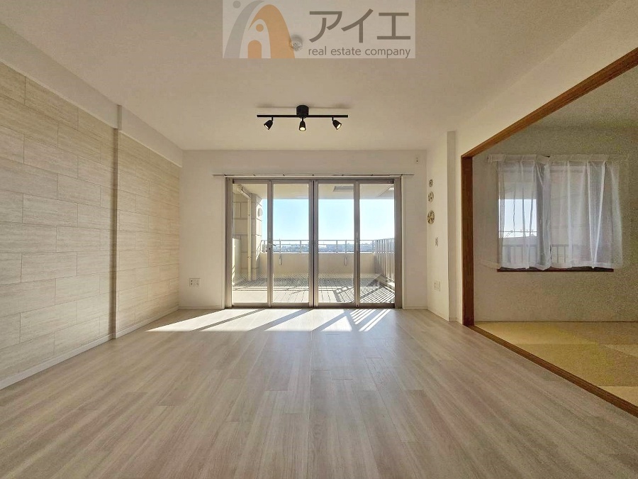 日差しがうれしいリビング、大窓からの見晴らしも良好