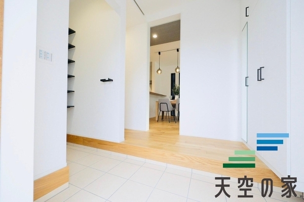   【同仕様】「ただいま」「おかえり」が響く玄関です。暖かな日差しが差し込み収納豊富な玄関です。