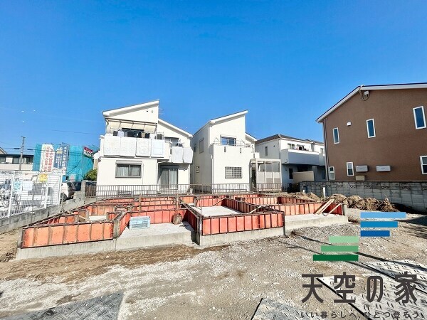   JR総武線『下総中山』駅徒歩１０分です。