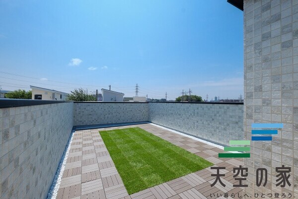   【同仕様】スカイバルコニーで休日に友人などを呼んでBBQや，お子様のプールなどで遊べますね♪