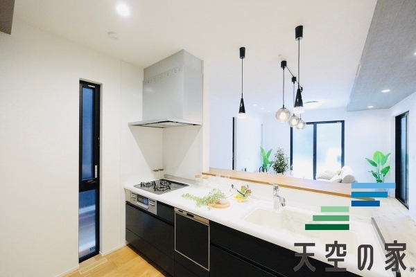   【同仕様】キッチンで料理をしているお母さんの顔がいつでも見えてお子様も安心ですね。