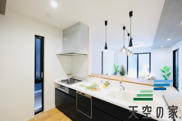   【同仕様】
手元の収納から、足元の収納までが全てスライド式で、奥のスペースまで有効に活用できます。奥まで上から見渡せるので、たまにしか使わない調理器具もサッと取出せます。