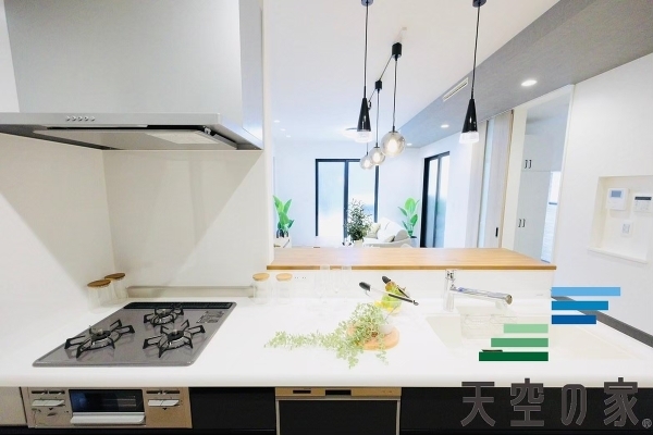   【同仕様】
料理好きには嬉しい広々としたキッチン。広々としたシンクで人工大理石を採用しております。